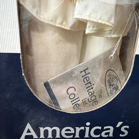 THE HERITAGE MINT LTD COLLECTION Megan 16" Porcelain Doll - Picture 6 of 10